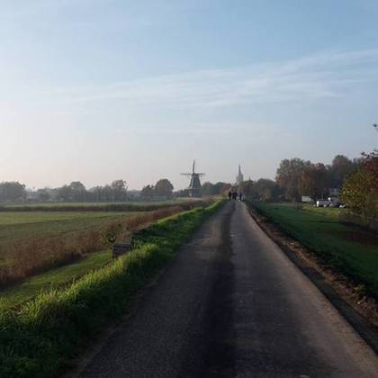 Paysage typiquement néerlandais: c'est plat, il y a une digue et un moulin x)