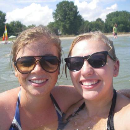 Baignade dans un lac avec ma soeur d'accueil, pendant ma première semaine au Canada