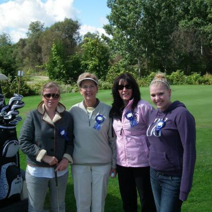 Les filles de la famille pendant la journée annuelle de golf avec toute ma famille d'accueil  