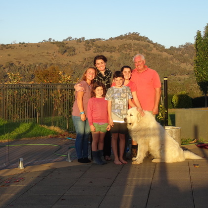 Photo de ma famille d'accueil et moi avant que je parte. 