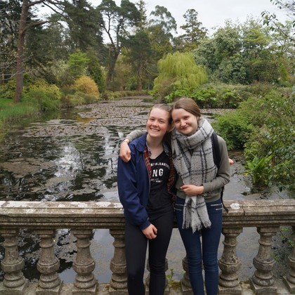 ma sœur d’accueil et moi à Fota (un parc près de Cork )