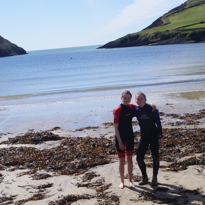 Nager en Irlande, qui l’aurait cru ? C’était rafraîchissant !  (Robert’s Cove où était situé le mobil home de notre famille d’accueil )