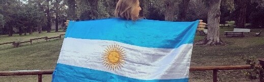 Florine avec le drapeau de l'Argentine