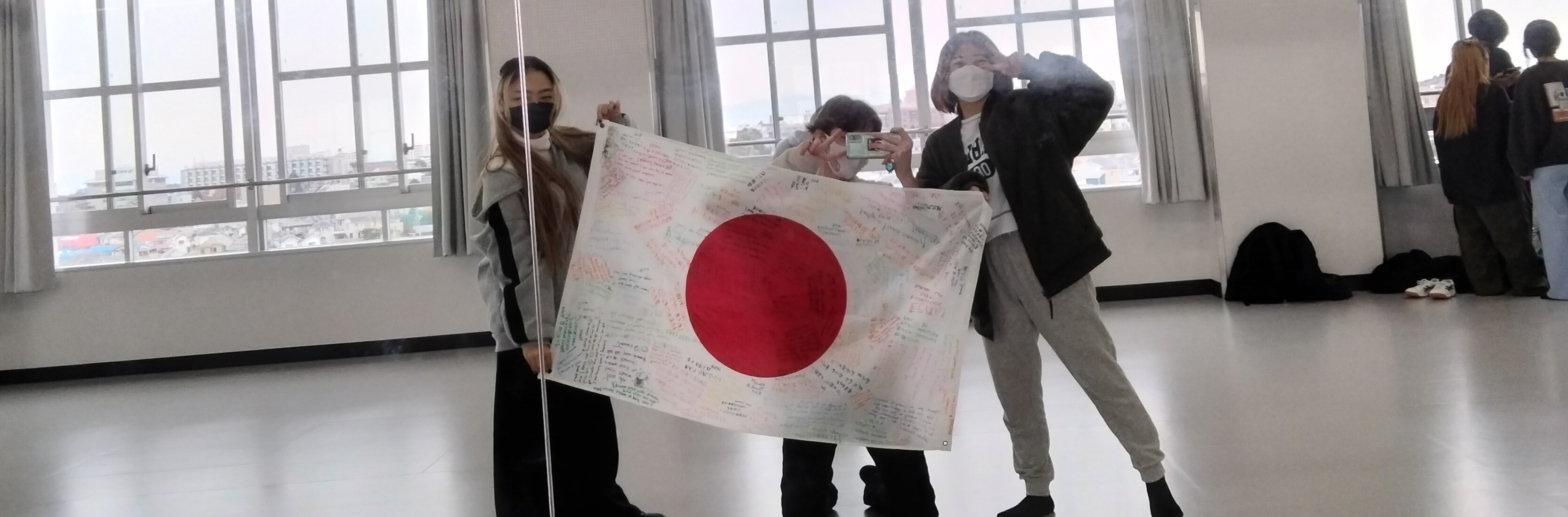 amis japonais avec drapeau japonais