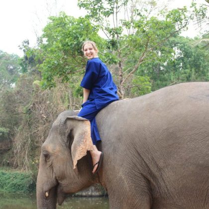 Trois jours à s'occuper de SON éléphant, prendre son bain avec lui, jouer avec lui, le nourrir et se présenter en spectacle avec lui ! Et oui, j'ai fait du toboggan sur sa trompe !
