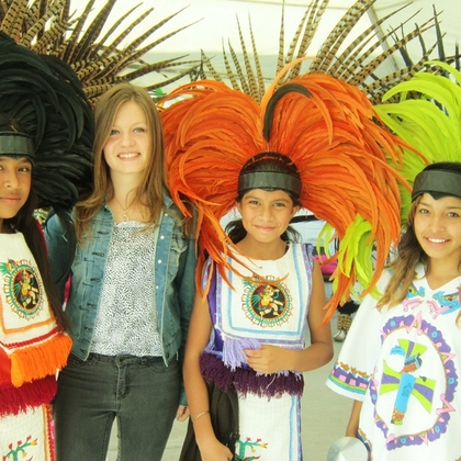 Noémie entourée de danseurs mexicains