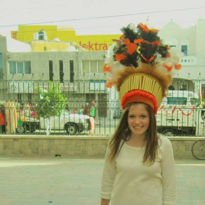 Noémie qui porte un chapeau mexicain traditionnel 