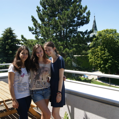 C'est une photo de moi et de mes deux meilleures amies en Autriche. Nous sommes sur la terrasse à côté de ma classe où parfois nous faisions cours. 