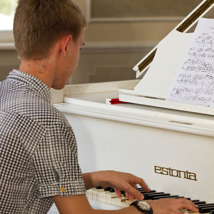 Un lycéen joue du piano en Estonie