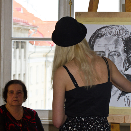 Une jeune artiste peintre lycéenne reproduit le portrait d'une dame