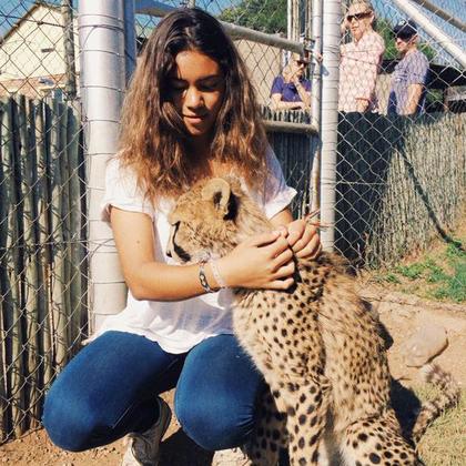 Loanne accompagné d'un bébé guépard