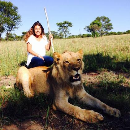 En compagnie d'un jeune lion