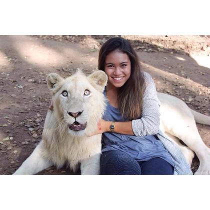 Magnifique photo de Loanne avec un jeune lion blanc