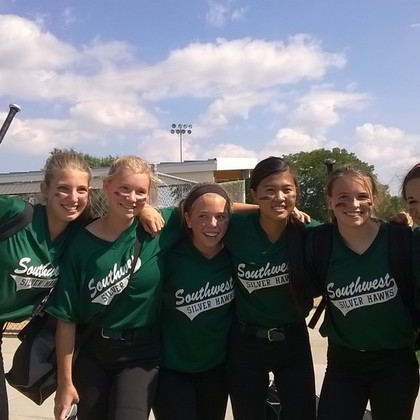 Clara et une partie de son équipe de softball