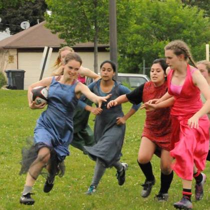 Inès a expérimenté le rugby en robe de soirée !